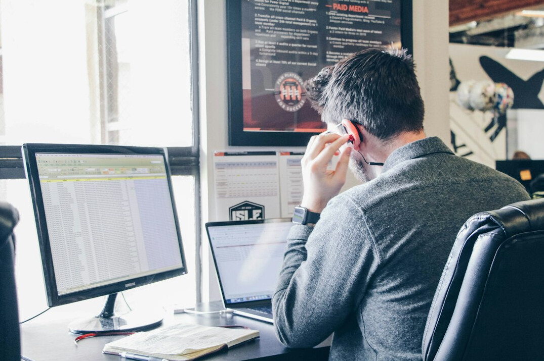 croatian programmer at desk